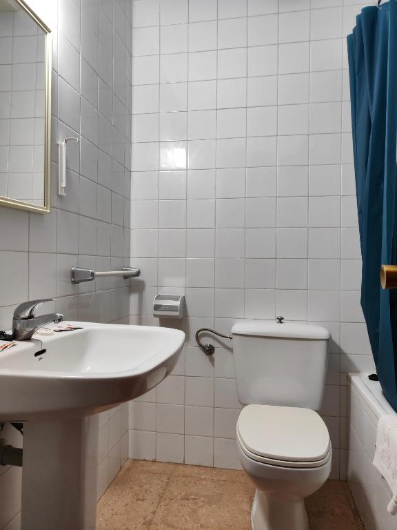 A bathroom at Hostal Restaurante Venta del Barro