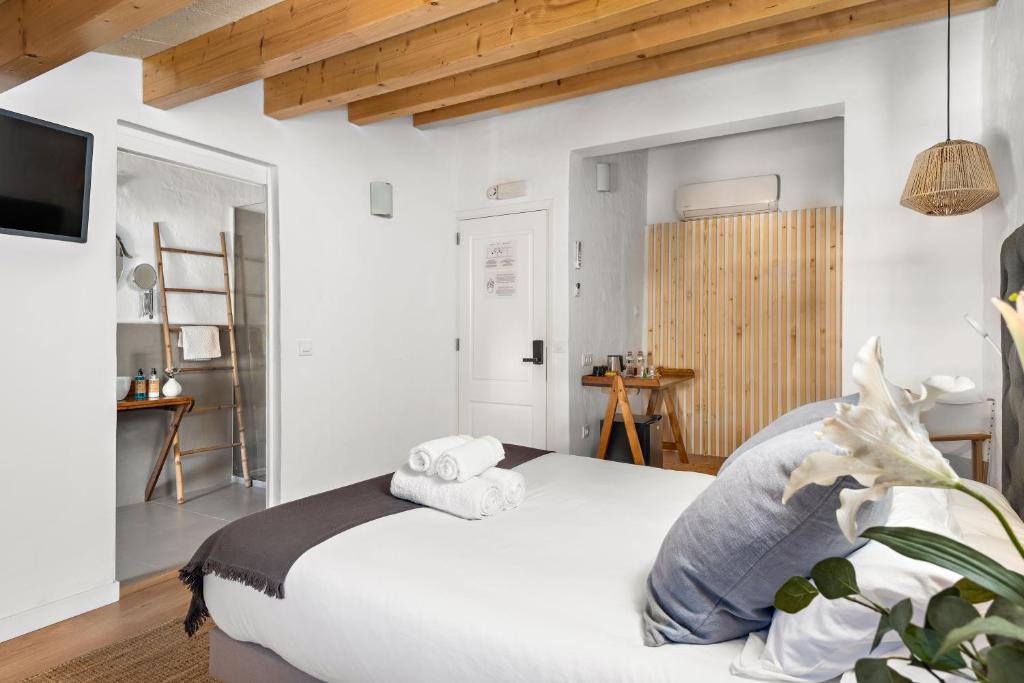 Postel nebo postele na pokoji v ubytování Hotel Boutique Ses 5 Claus