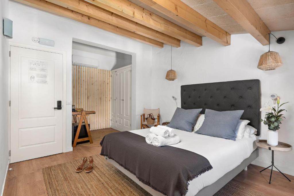Postel nebo postele na pokoji v ubytování Hotel Boutique Ses 5 Claus