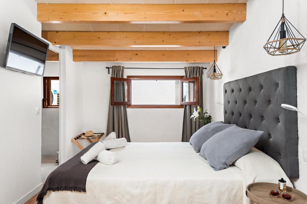 Postel nebo postele na pokoji v ubytování Hotel Boutique Ses 5 Claus