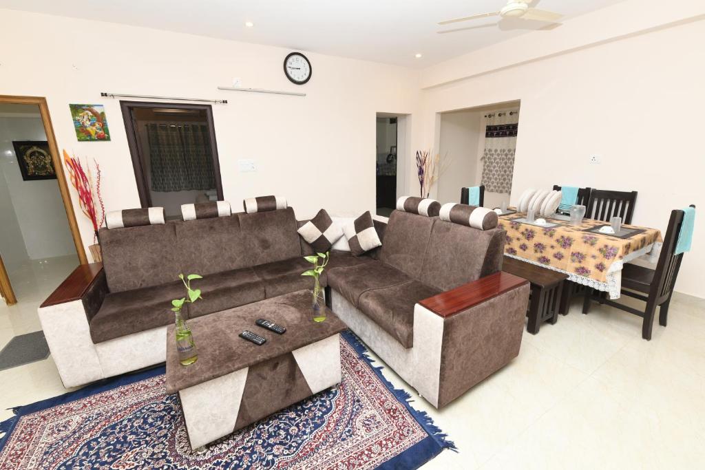 sala de estar con sofá y mesa en Sree Elite Home Stay, en Tirupati