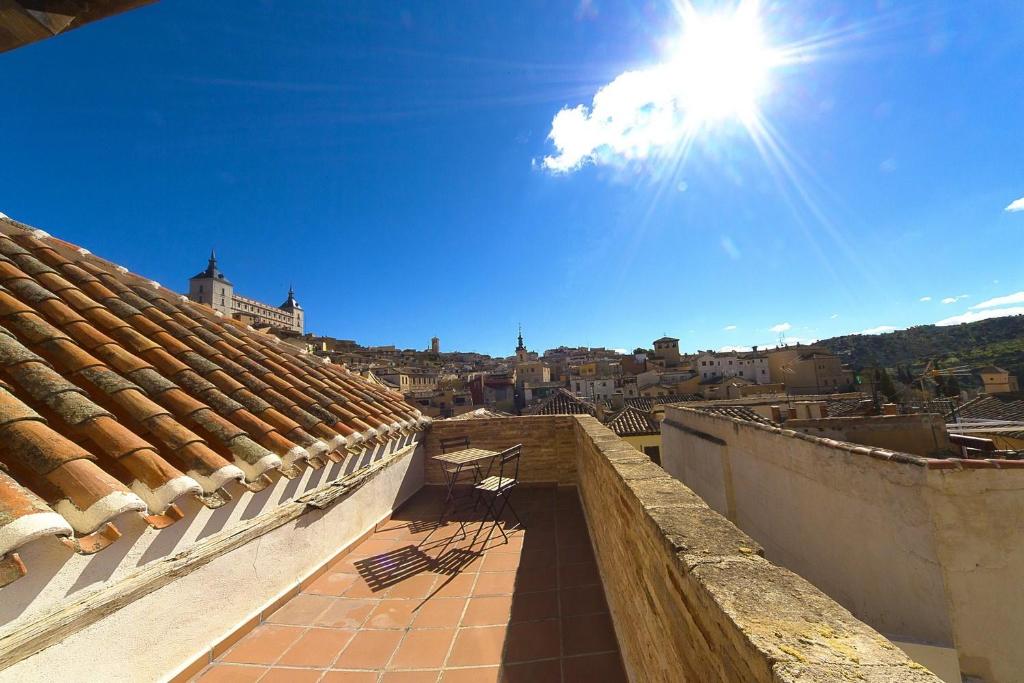 vista sulla città dal tetto di un edificio di Apartamentos del Casco a Toledo
