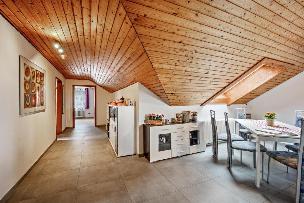 a kitchen and dining room with a wooden ceiling at Elli in Aulendorf