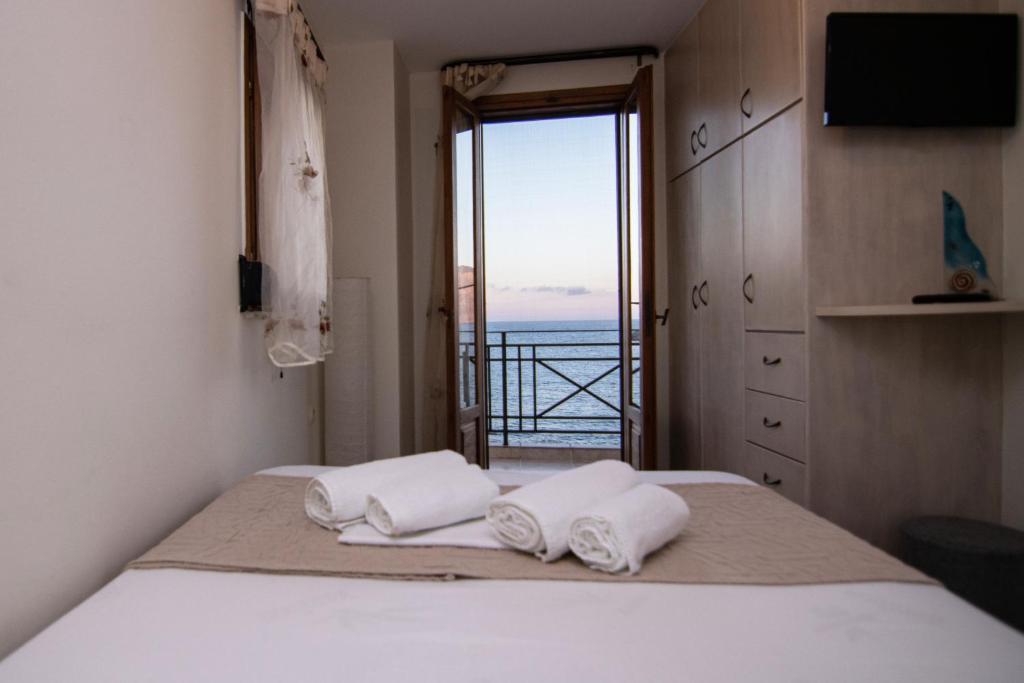 Postel nebo postele na pokoji v ubytování The Island House - Family size Apt - Overlooking the Aegean - 3 Steps From the Beach