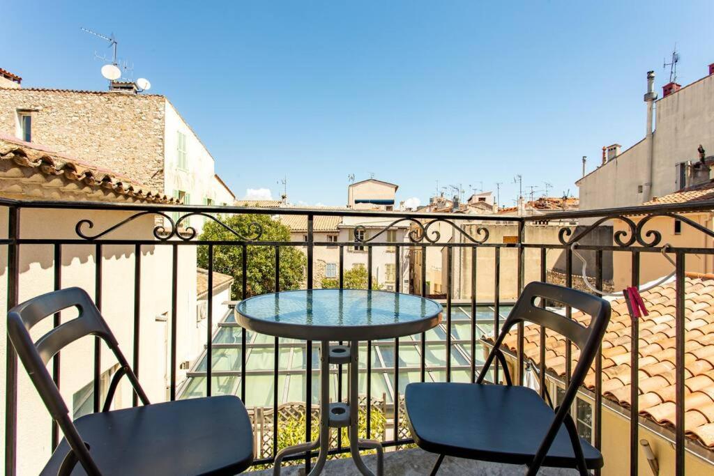 A balcony or terrace at Cosy apt for 6/8p best location in old Antibes
