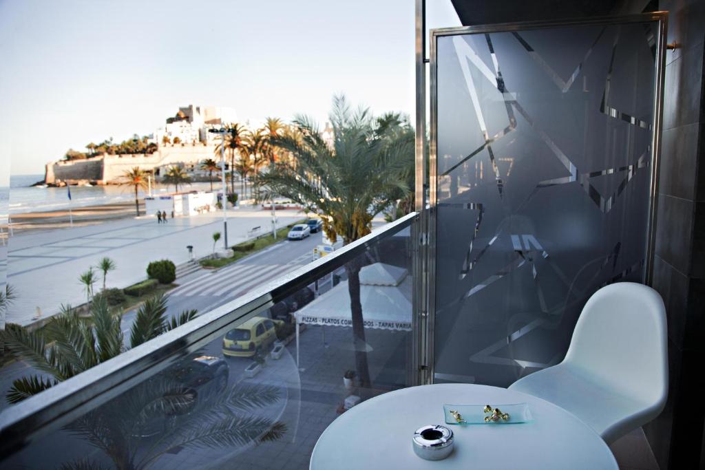 a room with a table and a window with a view of a street at Estrella del Mar in Peñíscola