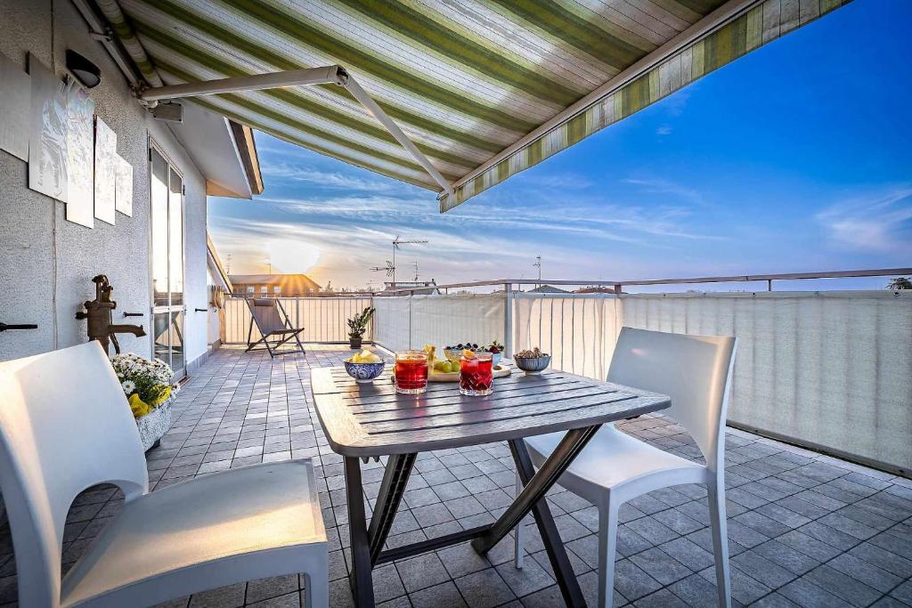 A balcony or terrace at Il terrazzo sul tramonto