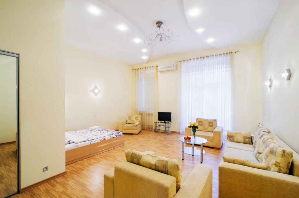 sala de estar amplia con cama y sofá en CENTRE! Volodarskogo, en Minsk