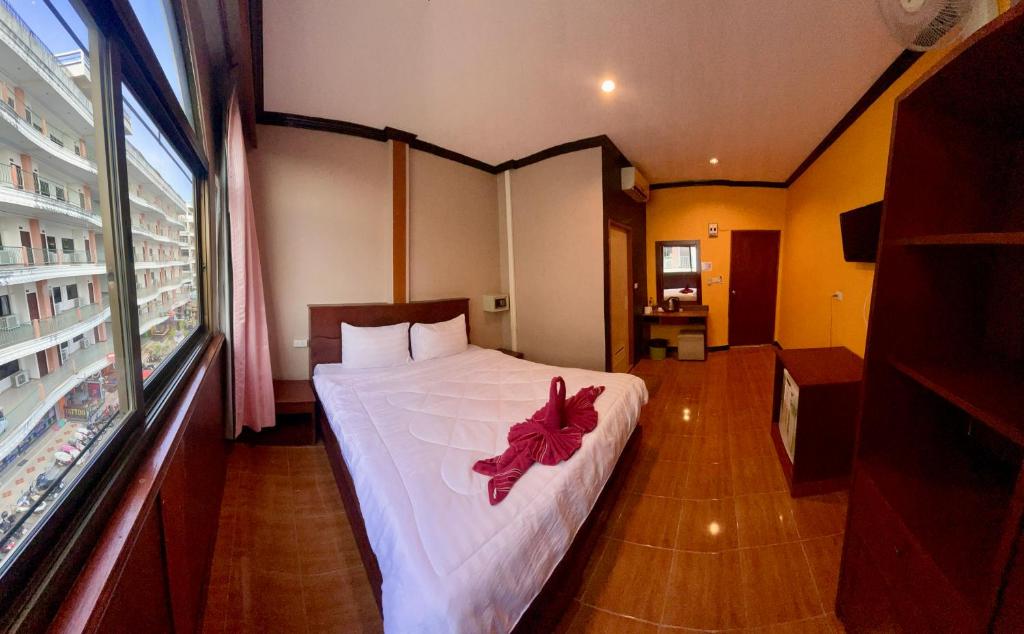 Postel nebo postele na pokoji v ubytování Centre Point Patong