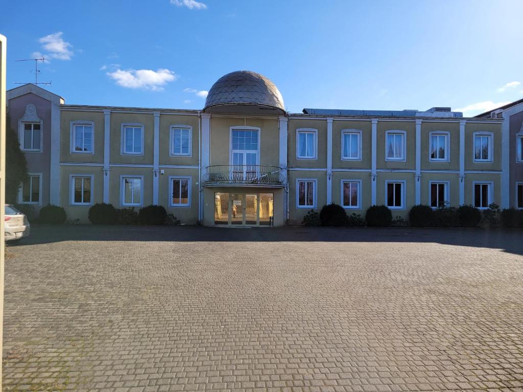 duży budynek z kopułą na górze w obiekcie Dworek Sobieskiego w mieście Skierniewice