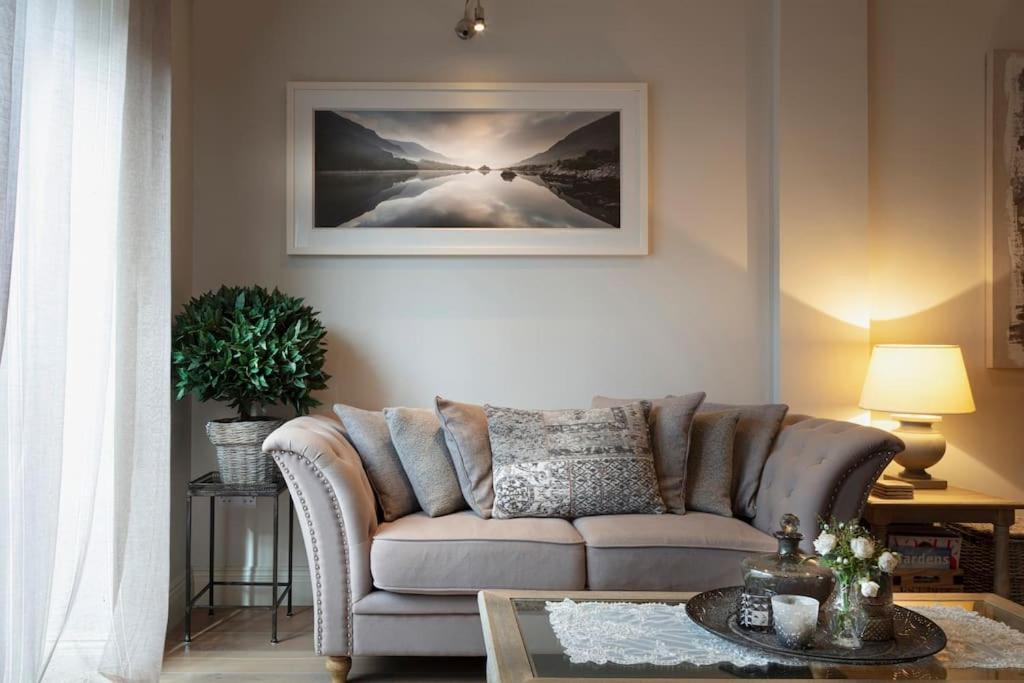 sala de estar con sofá y mesa en Shrubbery Mews Luxury Apartment, en Kenmare