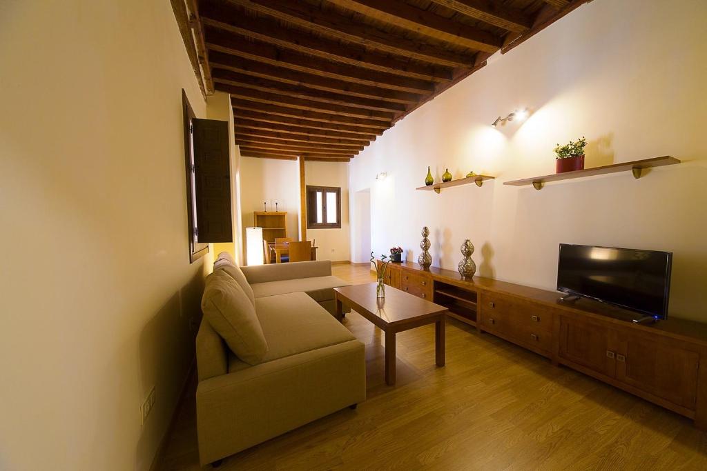 TV a/nebo společenská místnost v ubytování Apartamentos del Casco