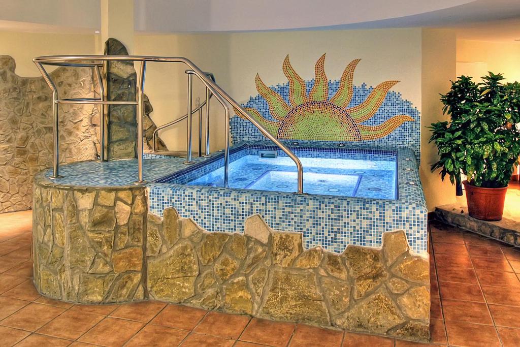 Bazén v ubytování Hotel Mediterran nebo v jeho okolí