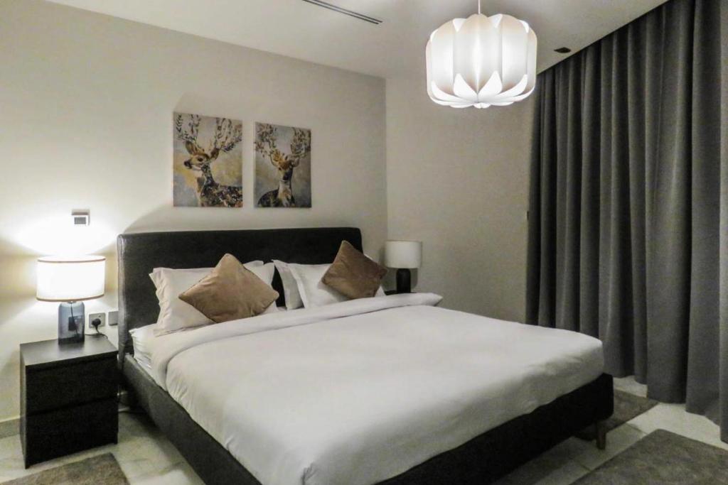 Postel nebo postele na pokoji v ubytování OYO 1027 Home Binghatti Residence 2 BHK Business Bay