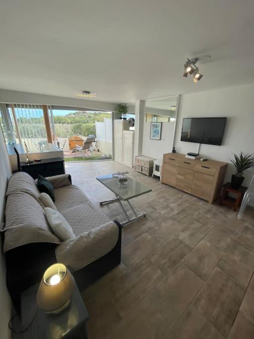 un salon avec un canapé et une table dans l'établissement Appartement duplex Vil’Adonis, au Cap d'Agde