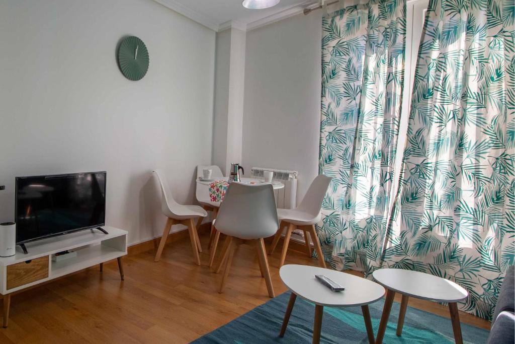Televízia a/alebo spoločenská miestnosť v ubytovaní Sampiruco Apartamento