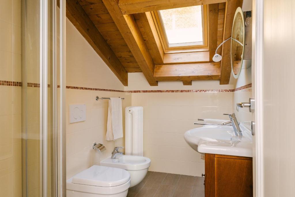 een badkamer met toilet en wastafel bij Villa Monti in Varenna