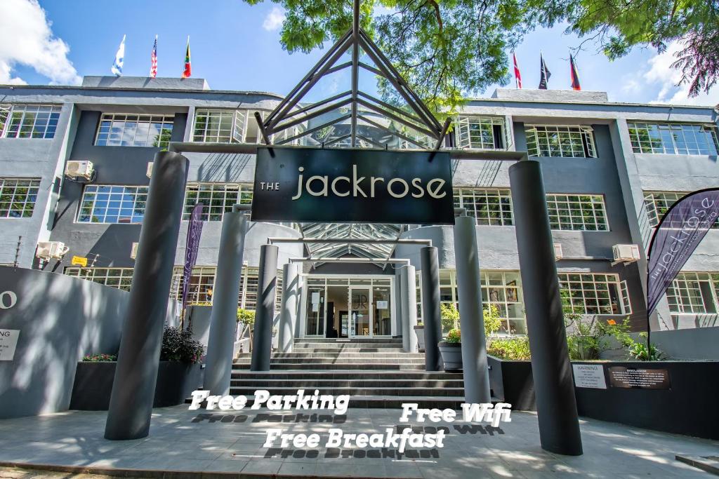 un bâtiment avec un panneau devant lui dans l'établissement The Jack Rose Hotel, Rosebank, Gautrain, à Johannesbourg