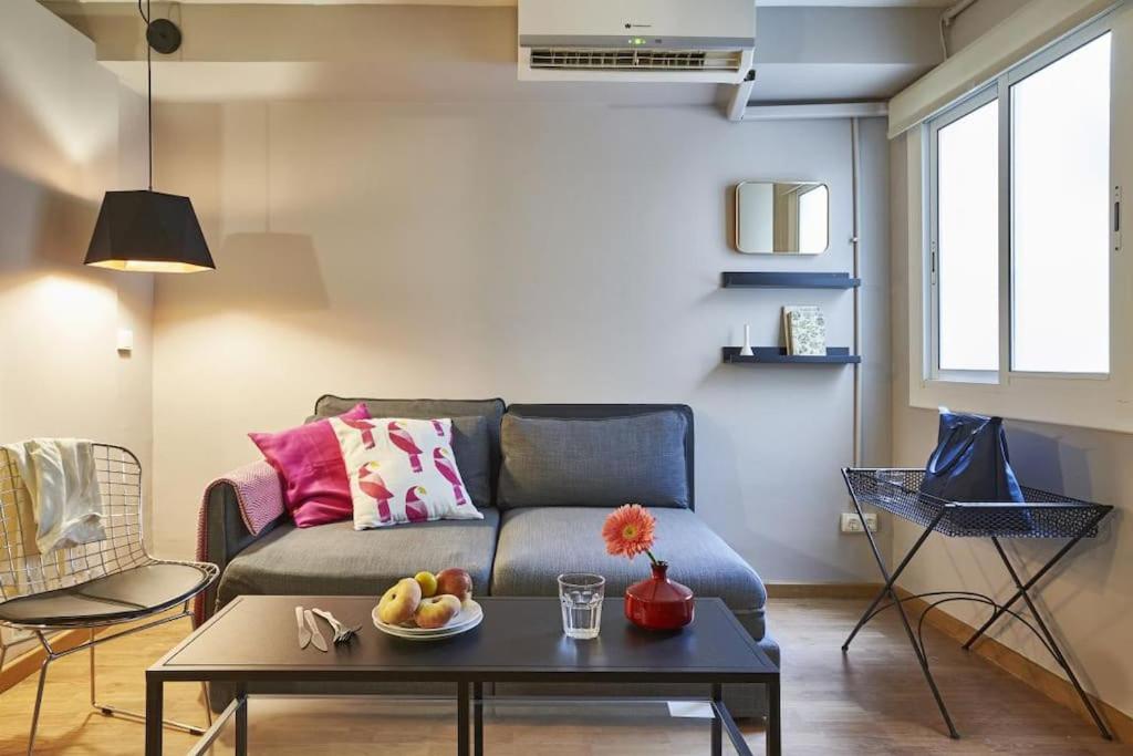 Ein Sitzbereich in der Unterkunft Cosy 1 BR flat in Sant Andreu-ready to live in