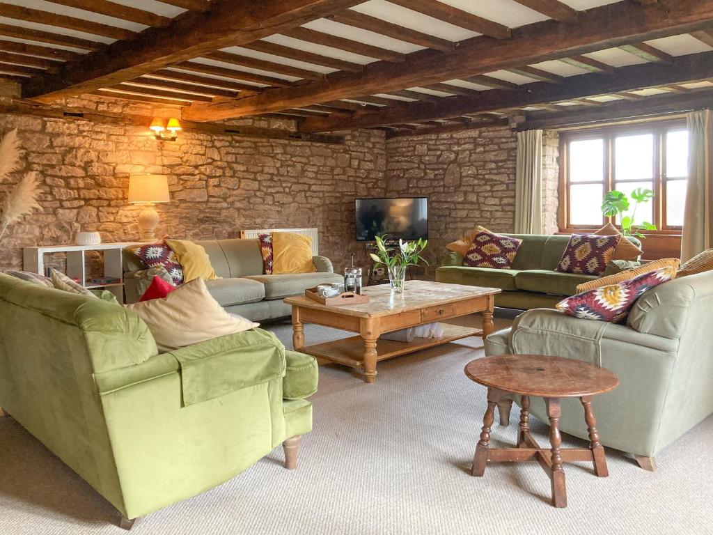 a living room with couches and a coffee table at The Hop Bind in Bromyard