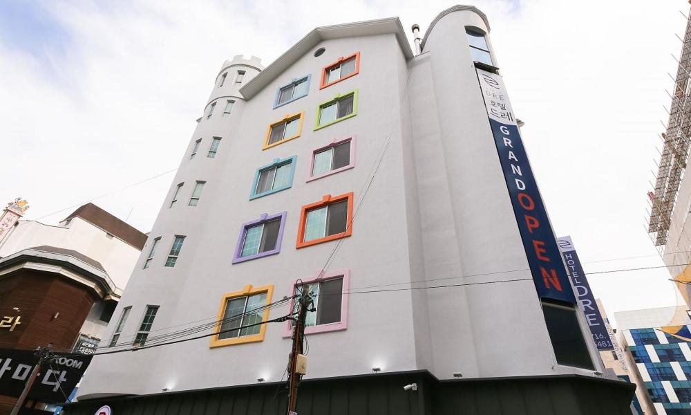 - un bâtiment blanc avec des fenêtres colorées sur le côté dans l'établissement Daejeon Yuseong Hotel Dret, à Daejeon