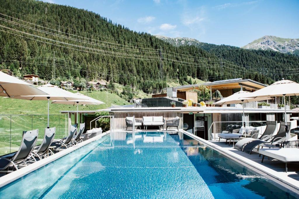 Nespecifikovaný výhled na hory nebo výhled na hory při pohledu z hotelu