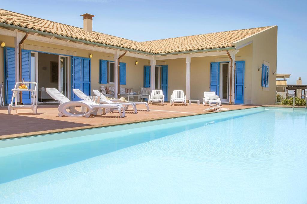 une villa avec piscine et une maison dans l'établissement Villa Ala, à Augusta