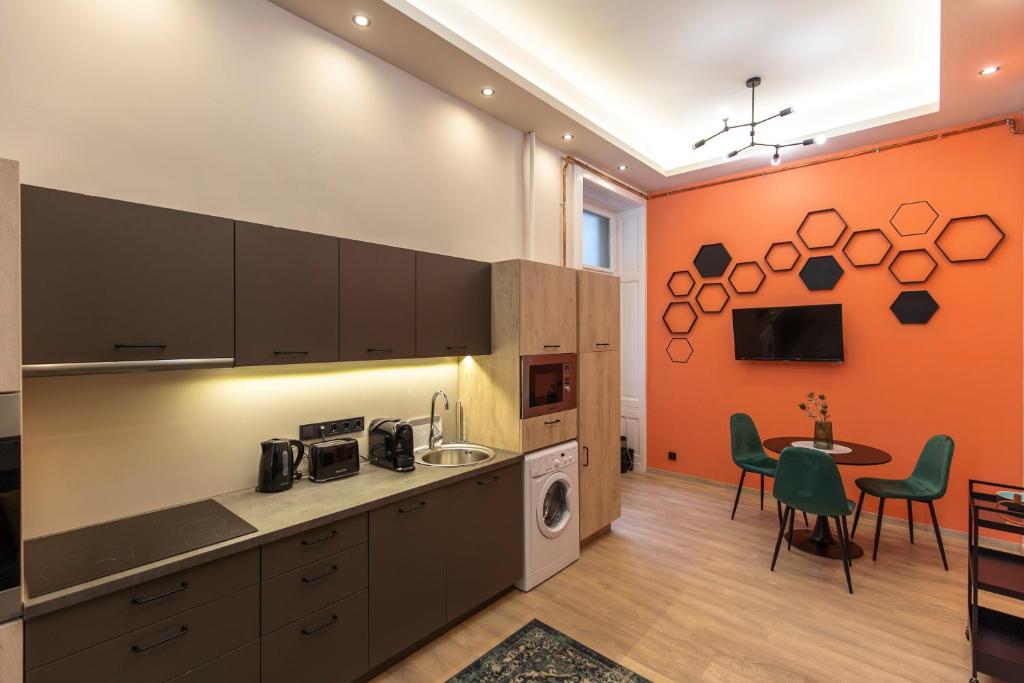 Kuchyňa alebo kuchynka v ubytovaní E12 Boutique Apartments