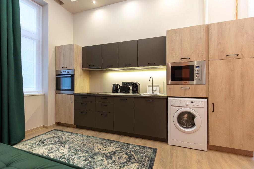 Kuchyňa alebo kuchynka v ubytovaní E12 Boutique Apartments