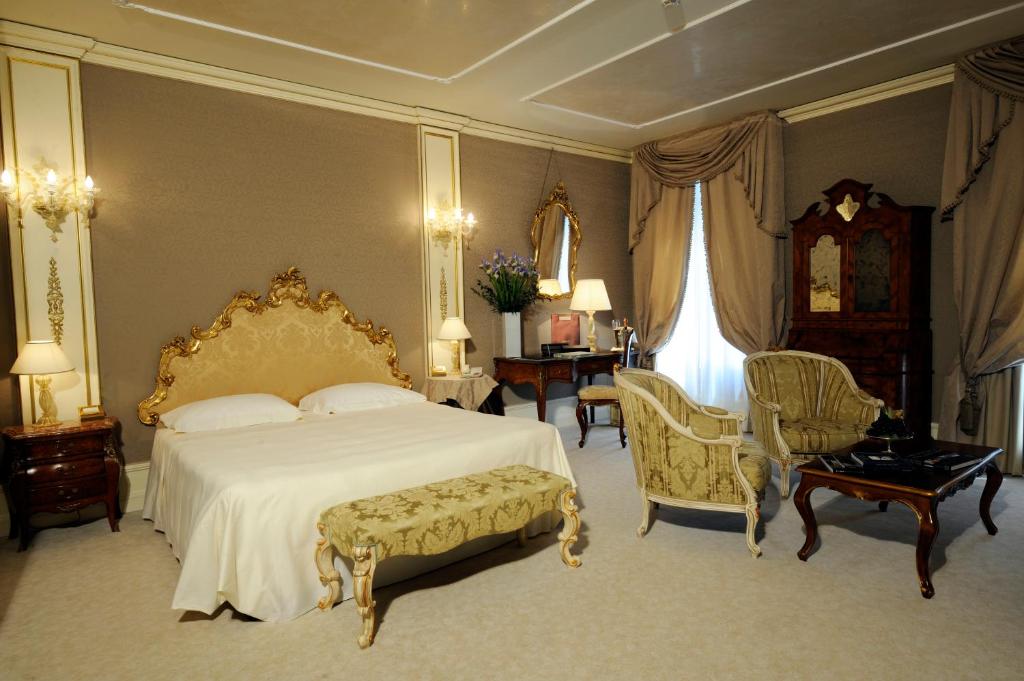 Postel nebo postele na pokoji v ubytování Ca' Sagredo Hotel
