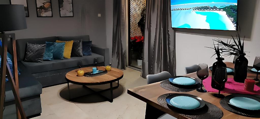 - un salon avec un canapé et une télévision dans l'établissement Elegant Seaside 2 Floor Apartment, à Athènes