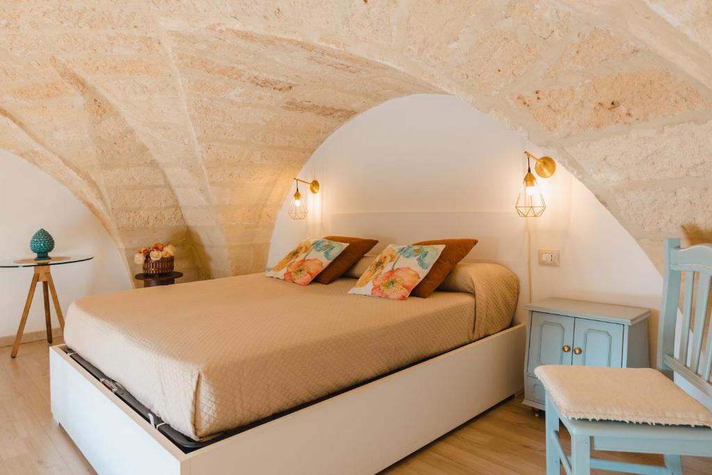 a bedroom with a bed in a room at Casa Alerà con idromassaggio in Lecce