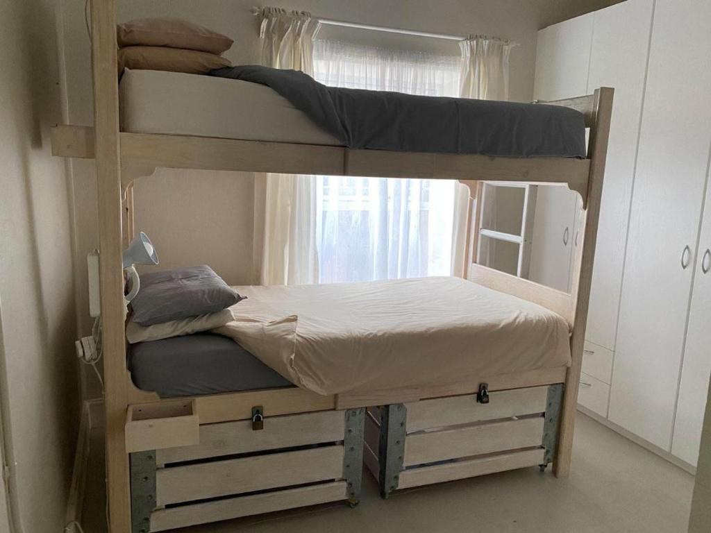 Ένα ή περισσότερα κρεβάτια σε δωμάτιο στο Cozy Crner Kitehouse