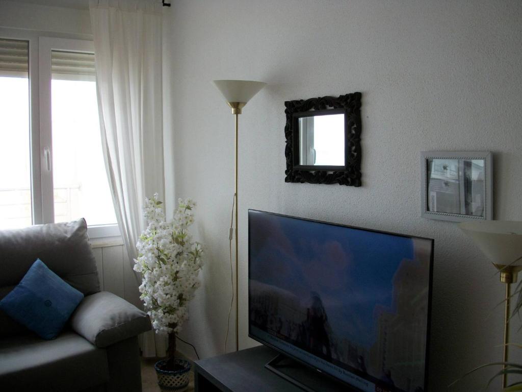 Telewizja i/lub zestaw kina domowego w obiekcie 1 Bedroom Penthouse On Front Line Of The Beach