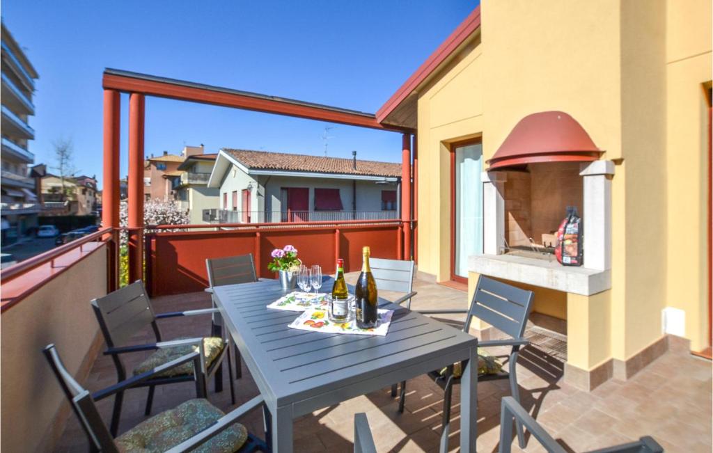 patio con mesa y sillas en el balcón en Lovely Home In Pieve Di Soligo With Wifi, en Pieve di Soligo