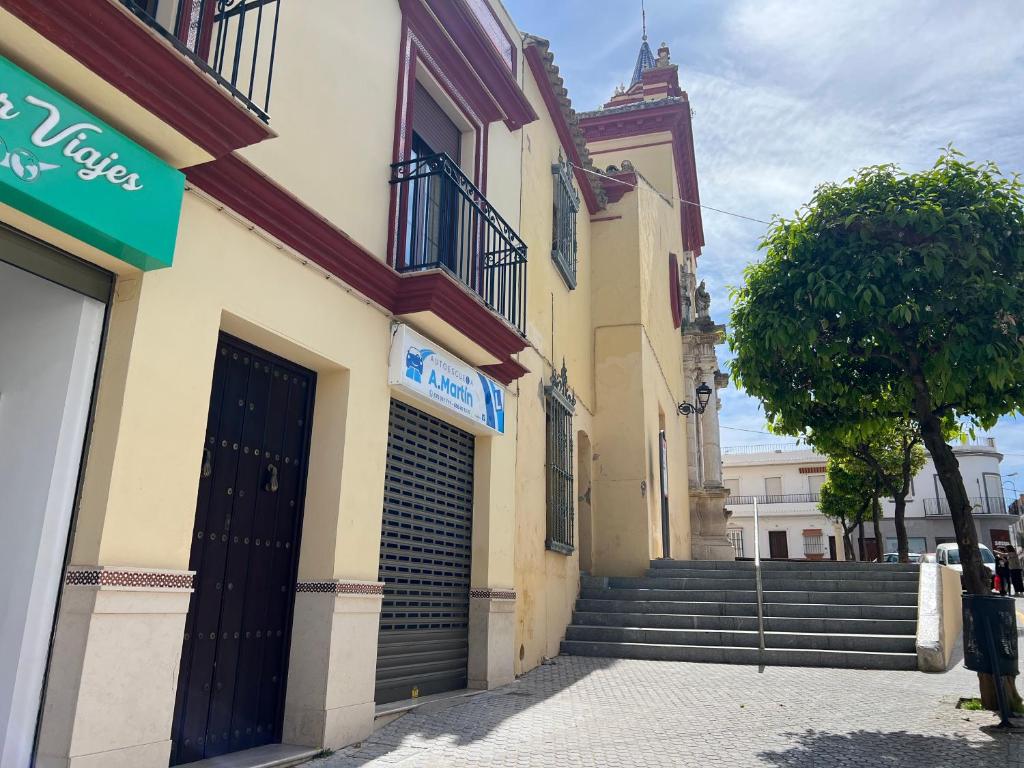 um edifício com uma porta e escadas numa rua em Apartamento Duplex El Porche em Paradas
