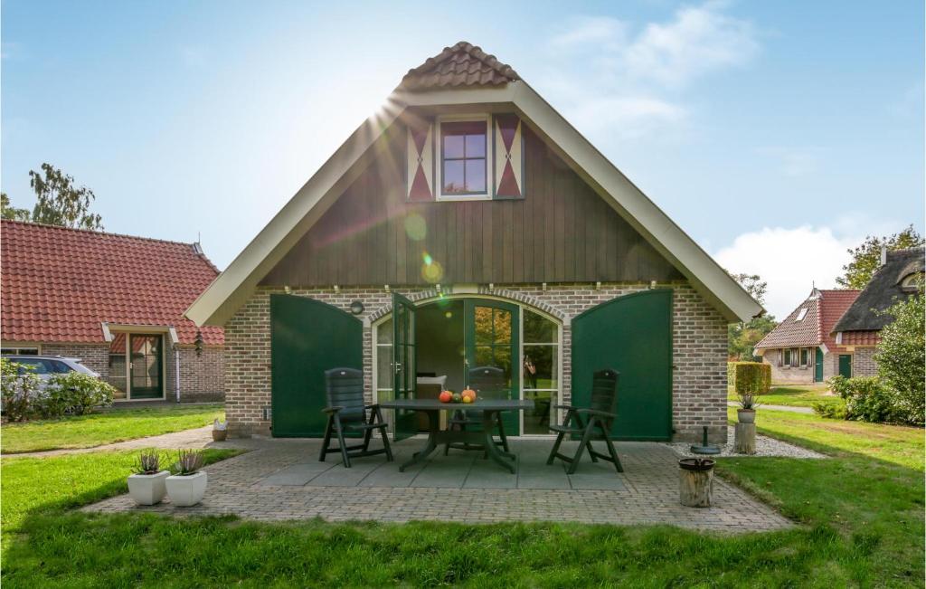 een huis met een patio met een tafel en stoelen bij 2 Bedroom Nice Home In Ijhorst in IJhorst