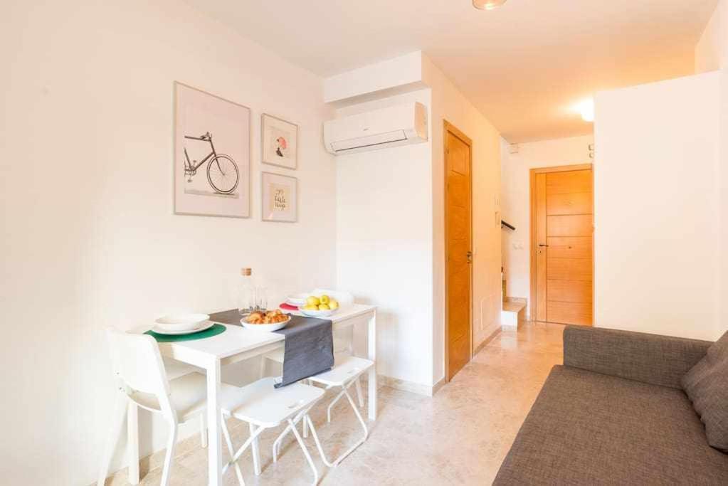 salon z białym stołem i krzesłami w obiekcie EMERITA Trip Benalmádena w mieście Benalmádena