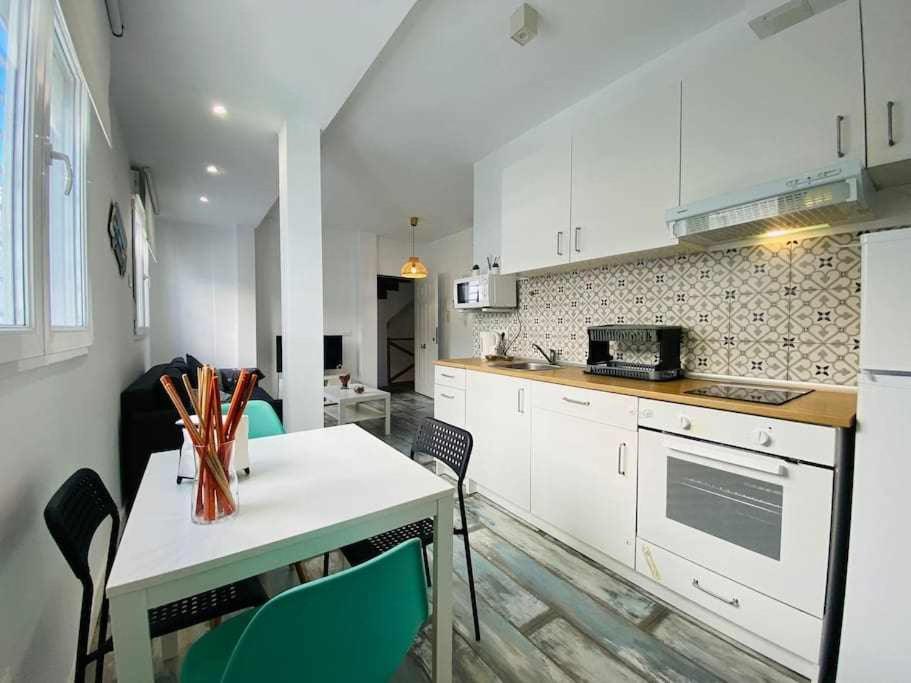 Kuchyňa alebo kuchynka v ubytovaní Bonito apartamento en 2º línea de playa & parking