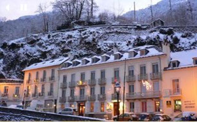 un gran edificio con nieve en la cima de una colina en Hôtel Ardiden en Luz-Saint-Sauveur