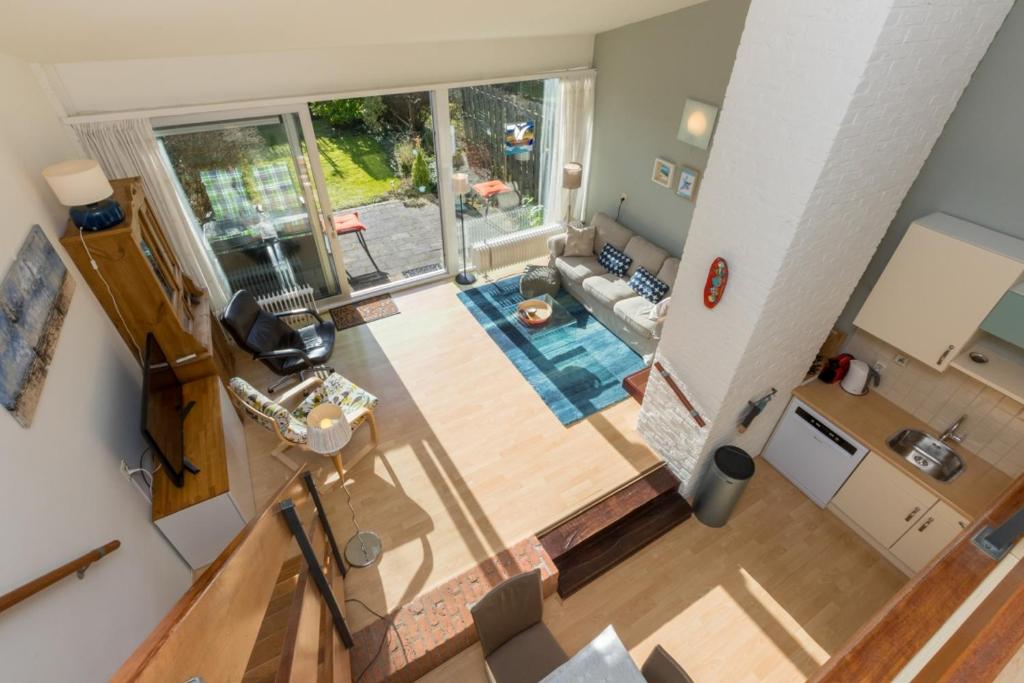 einen Blick über ein Wohnzimmer mit einem großen Fenster in der Unterkunft Lepelblad 6 in Nieuwvliet