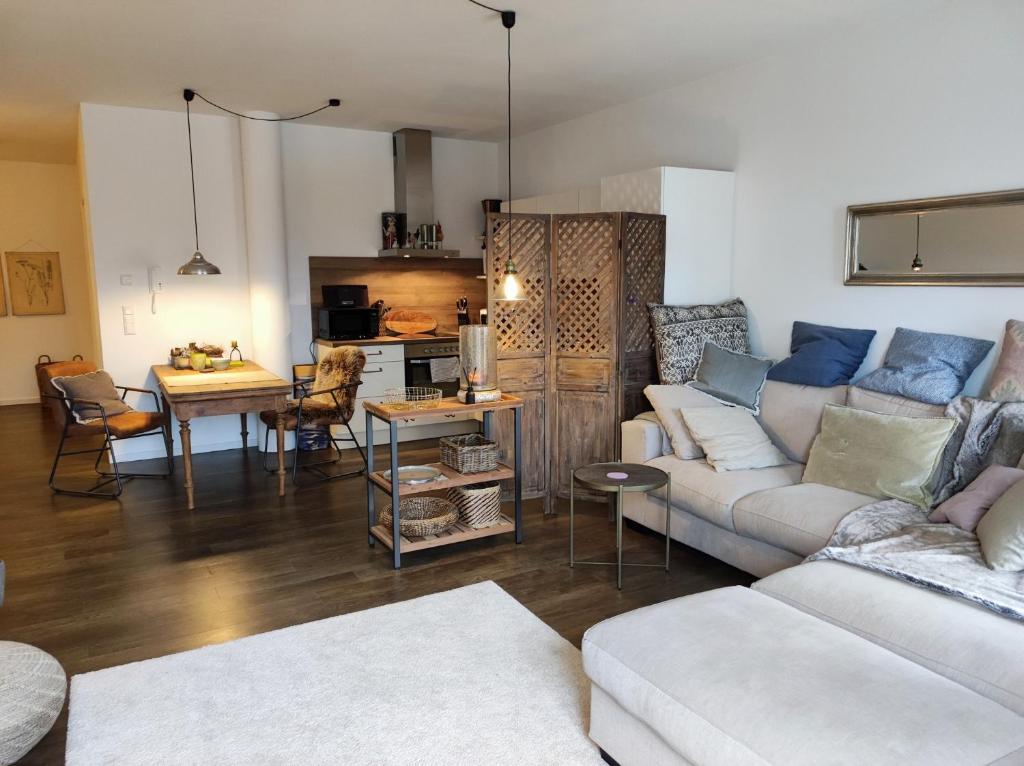 a living room with a couch and a table at 5-Sterne-City Apartment Rendsburg in Rendsburg