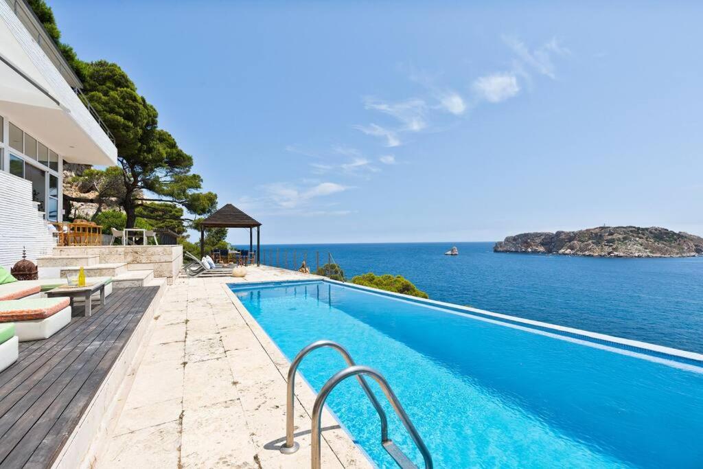 una piscina con vista sull'oceano di El Guix de la Meda a Torroella de Montgrí