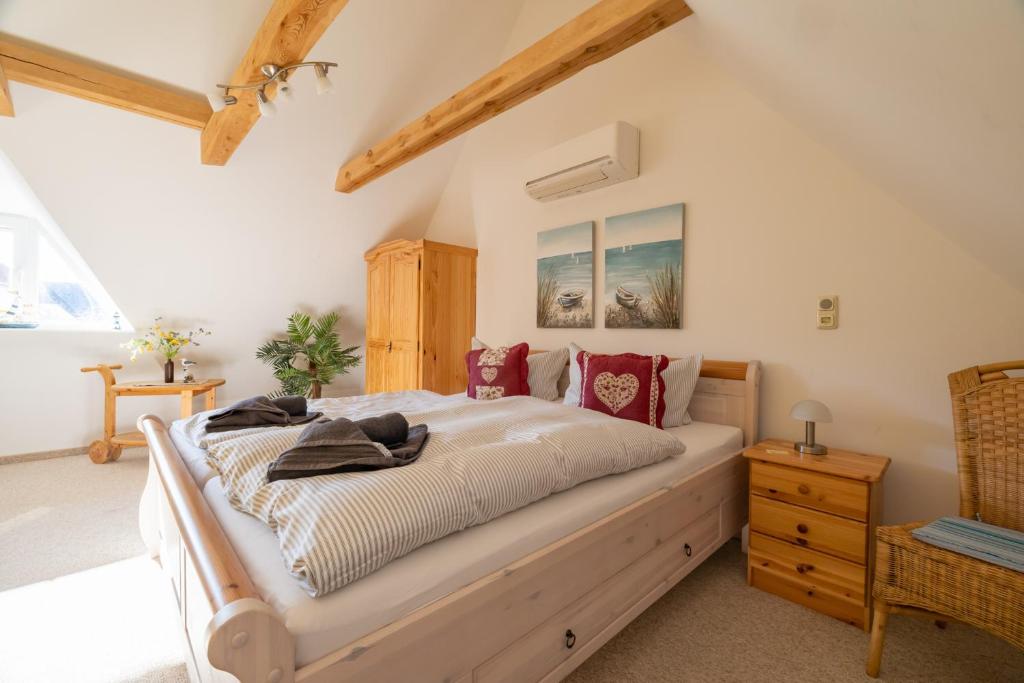 een slaapkamer met een groot bed met rode kussens bij Amelie in Zingst
