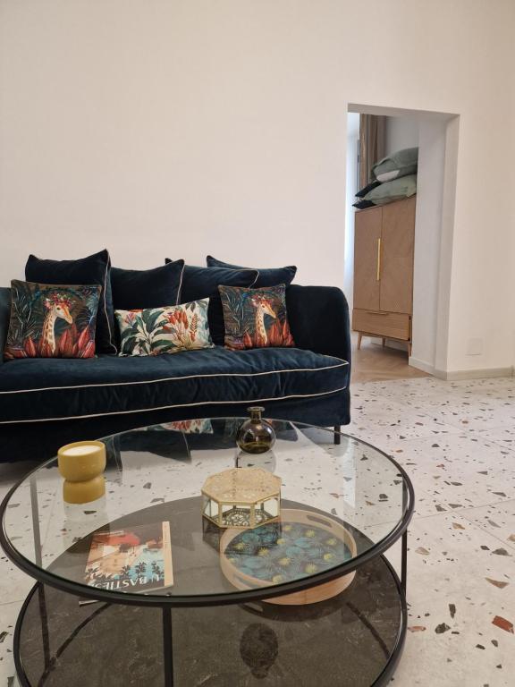 een woonkamer met een bank en een glazen tafel bij Laetitia in Bastia