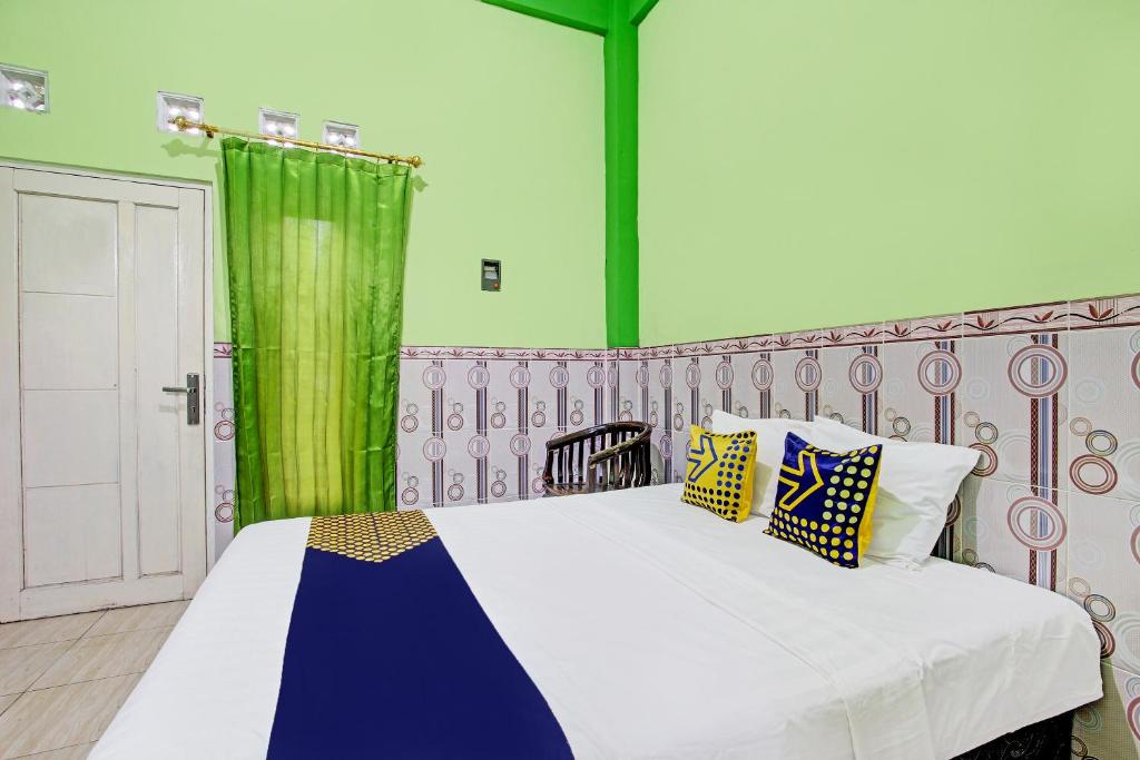 Ένα ή περισσότερα κρεβάτια σε δωμάτιο στο SPOT ON 92445 Mutiara Indah Hotel