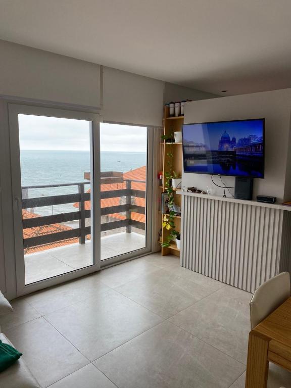 - un salon avec vue sur l'océan dans l'établissement Departamento frente al mar, à Mar del Plata