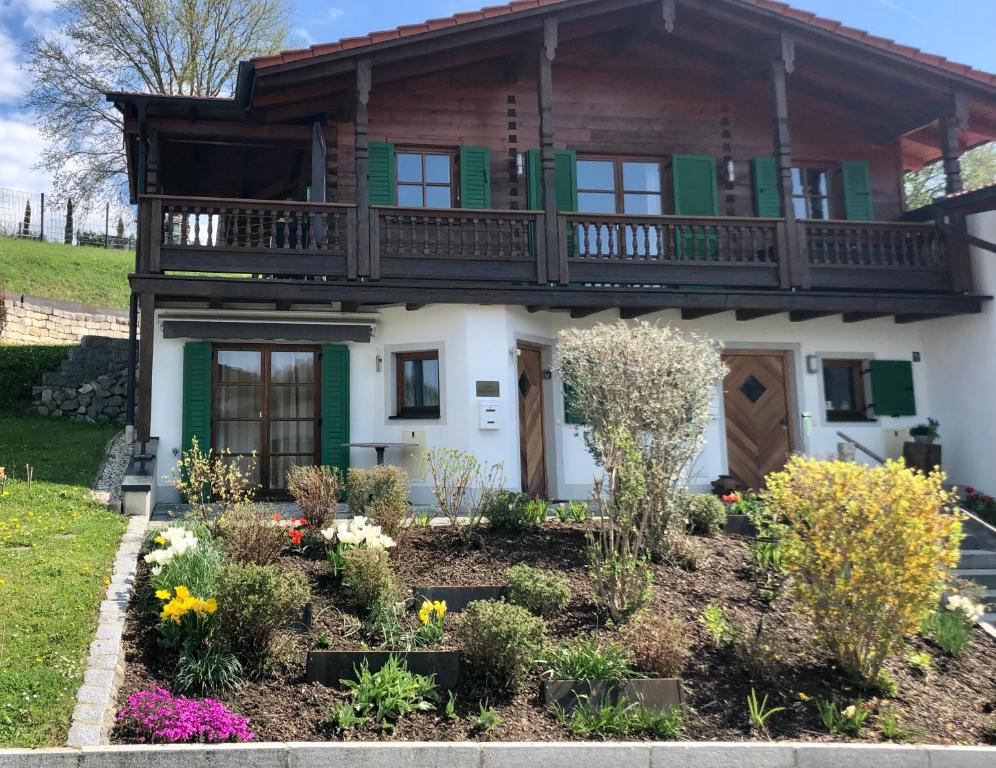 巴特格里斯巴赫的住宿－GolfAmGutshof18，花园顶部带阳台的房子