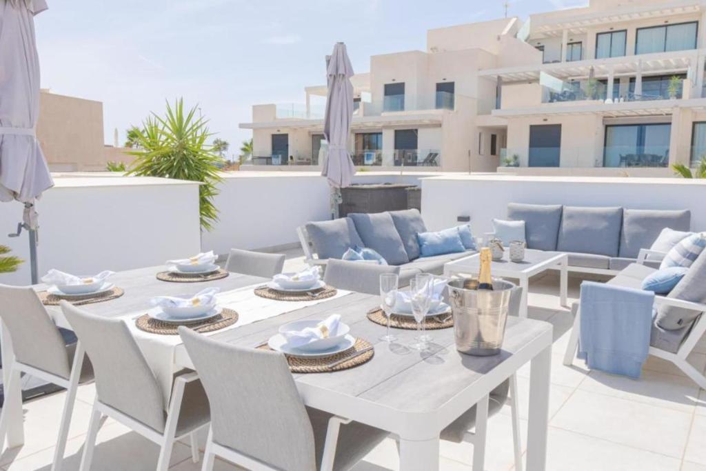 Część wypoczynkowa w obiekcie Luxurious penthouse in La Cala Casa Banderas - 3 Golf Facilites close by!