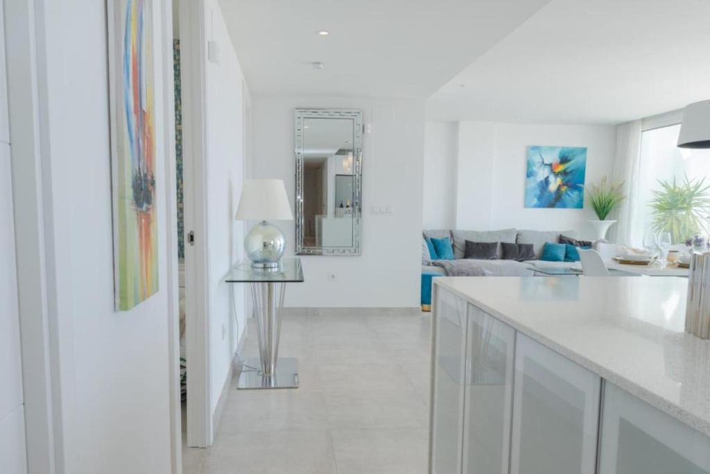 Kuchnia lub aneks kuchenny w obiekcie Luxurious penthouse in La Cala Casa Banderas - 3 Golf Facilites close by!
